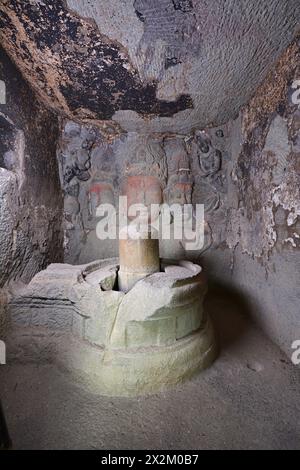 Grotte di Ellora Brahmanical: Grotta n. 23. Maheshamurti e Lingam nel santuario 7. Foto Stock