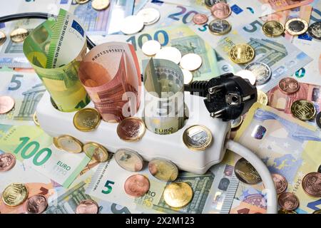 Symbolfoto Energiekosten, Steckerleiste, Geld, Euro Foto Stock