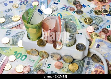 Symbolfoto Energiekosten, Steckerleiste, Geld, Euro Foto Stock