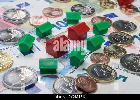 Symbolfoto Immobilienfinanzierung, Haus, Immobilie, Geld, Euro Foto Stock