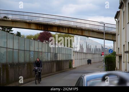 Ende aprile 2024 soll die Fußgänger Brücke über die A40 in Essen Frillendorf abgerissen werden. Dafür vantano un dem Wochenende die A40 gesperrt. Sono Verla Foto Stock