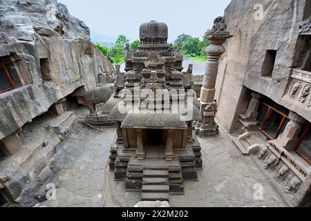 Ellora Jain Caves: grotta n. 32 Vista generale da est che mostra Mandapa scavata nella roccia con un pilastro monolitico nel complesso della grotta (cortile). Foto Stock