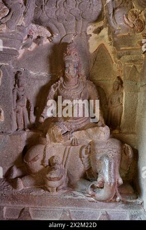 Ellora Jain Caves: Grotta n. 32, piano superiore, Sarvanubhuti a sinistra dell'ingresso. Foto Stock