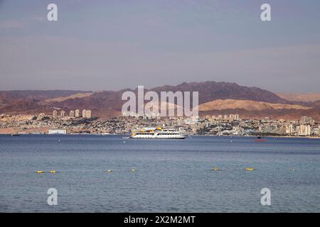 vista di eilat in israele da aqaba, una città importante e porto sul golfo di aqaba sul mare rosso in giordania Foto Stock