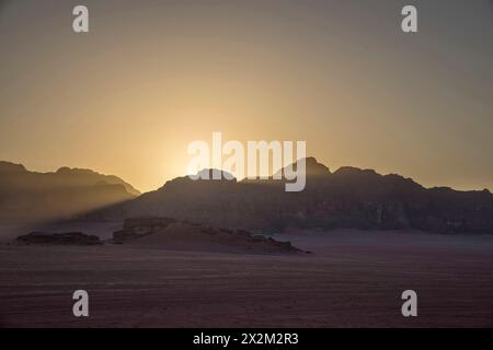 tramonto nell'area protetta del rum wadi nel deserto della giordania Foto Stock