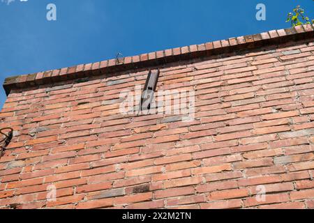 vecchia chiave che sostiene la parete, dettagli costruttivi delle piastre di ancoraggio sagomate con tiranti interni; utile per la prevenzione antisismica e contro strutturali Foto Stock