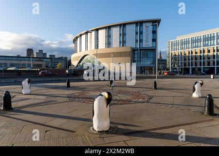 Dundee, Scozia, Regno Unito. Pinguini scultorei - un punto di riferimento molto amato di fronte alla stazione ferroviaria. Foto Stock