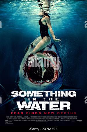 Something in the Water (2024) diretto da Hayley Easton Street e interpretato da Hiftu Quasem, Lauren Lyle e Natalie Mitson. Segue un gruppo di cinque fidanzate che devono lottare per la loro vita in mare aperto dopo un matrimonio da sogno trasformato in un incubo. Poster US One sheet.***SOLO PER USO EDITORIALE*** credito: BFA / Samuel Goldwyn Films Foto Stock