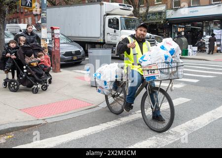 E' consuetudine mangiare pesce fresco a Pesach e qui un fattorino consegna dozzine di borse. A Williamsburg, Brooklyn, New York, Foto Stock