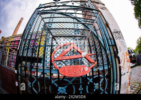 L'Arena di Vienna è una sede a Vienna-Landstraße, che si considera un centro culturale alternativo, soprattutto per la cultura giovanile, concerti di vari generi e altri eventi musicali. In estate anche cinema all'aperto. Nella foto a Vienna, Austria, il 22 aprile 2024. - 20240422 PD3844 credito: APA-PictureDesk/Alamy Live News Foto Stock