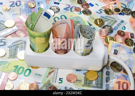Symbolfoto Energiekosten, Steckerleiste, Geld, Euro *** Symbol costi energetici fotografici, presa multipla, denaro, Euro Foto Stock