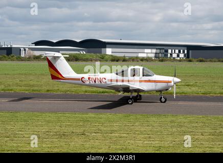 Piper PA-38-112 Tomahawk presso Wellesbourne Airfield, Warwickshire, Regno Unito (G-RVNC) Foto Stock