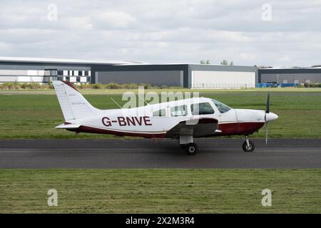 Piper PA-28-181 Cherokee Archer II a Wellesbourne Airfield, Warwickshire, Regno Unito (G-BNVE) Foto Stock