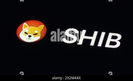 Rottweil, Germania. 23 aprile 2024. Il logo della criptovaluta Shiba Inu (SHIB) può essere visto sulla piattaforma di trading CoinMarcetCap. Crediti: Silas Stein/dpa/Alamy Live News Foto Stock