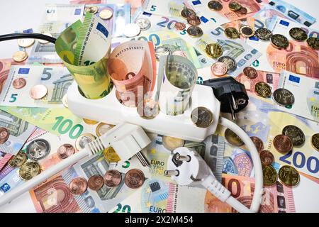 Symbolfoto Energiekosten, Steckerleiste, Geld, Euro *** Symbol costi energetici fotografici, presa multipla, denaro, Euro Foto Stock