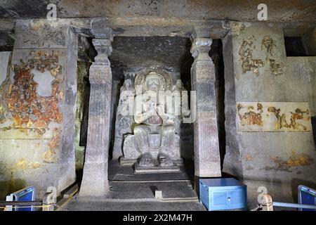 Ajanta Cave No. 16 colonnato posteriore e santuario, Buddha è seduto a pralamba-padasana. Foto Stock