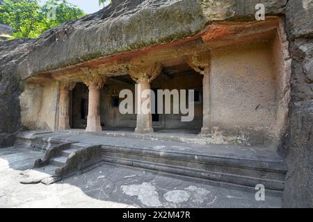 Grotta Ajanta n. 20 - facciata con figure femminili a staffa sui pilastri. Foto Stock