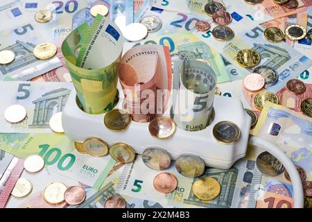 Symbolfoto Energiekosten, Steckerleiste, Geld, Euro *** Symbol costi energetici fotografici, presa multipla, denaro, Euro Foto Stock