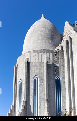 Edificio del santuario della chiesa di Hallgrimskirkja con cupola cilindrica che evoca caschi da guerra vichinghi, cielo blu cristallino, Reykjavik, Islanda. Foto Stock