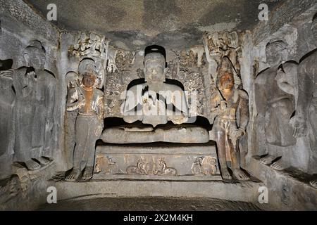 Ajanta Cave Upper - 6 Buddha seduto a Padmasana nel Santuario di Padmasanacon portatori di chouri (flywhisk) su entrambi i lati Foto Stock