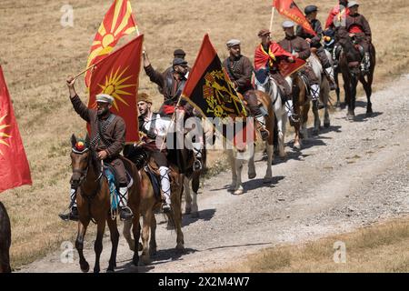 A Illinden (Festa della Repubblica), i ciclisti vestiti tradizionalmente viaggiano da Skopje, la capitale, a Meckin. Kamen, Macedonia del Nord Foto Stock