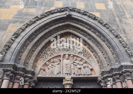 Ingresso decorato alla chiesa di San Martino, Colmar, Francia Foto Stock