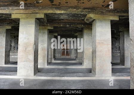 Grotte buddiste di Ellora: Grotta n. 12. Terzo piano: Pillared Hall, a ovest si trova il santuario principale. Foto Stock