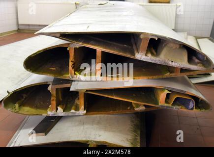 12 aprile 2024, Sassonia, Lipsia: nel centro tecnico del campus dell'Università di Scienze applicate (HTWK), parti lunghe 4,3 metri di pale del rotore di turbine eoliche smontate di lunghezza 19,3 metri, risalenti a circa 25 anni fa, sono in fase di esame da parte di un team guidato dal professor Robert Böhm HTWK per le loro proprietà meccaniche, tra le altre cose. Le indagini fanno parte di EuReCOMP, un progetto di ricerca collaborativa finanziato dall'UE che mira a sviluppare metodi sostenibili per il riciclaggio e il riutilizzo di materiali compositi provenienti da componenti dell'energia eolica. Scienziati di college, università e istituzioni Foto Stock