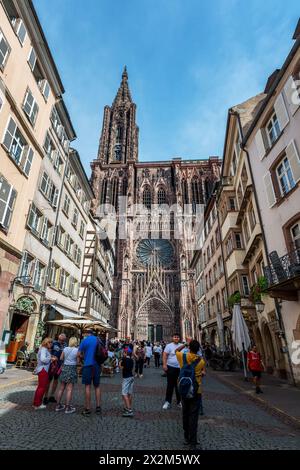 Turisti alla cattedrale di Strasburgo, Francia Foto Stock