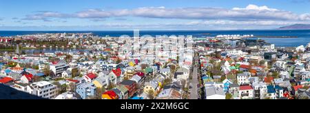 Panorama di Reykjavik, paesaggio urbano con via Skolavordustigur, con edifici colorati, lago Tjornin e Porto Vecchio visti dalla chiesa di Hallgrimskirkja. Foto Stock