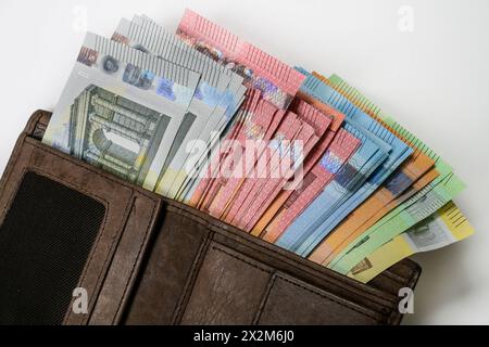 Portemonnaie voller Geld, Symbolfoto Einkommen, Preise, Konjunktur, Finanzen Foto Stock