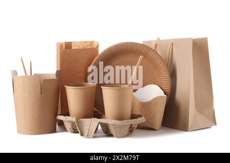 Confezioni alimentari ecologiche, stoviglie e sacchetti di carta isolati su bianco Foto Stock