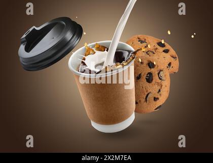 Versare latte fresco in una tazza di caffè e biscotti con scaglie di cioccolato all'aria su fondo marrone Foto Stock