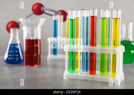 Diversi modelli di vetreria e molecole in laboratorio Foto Stock