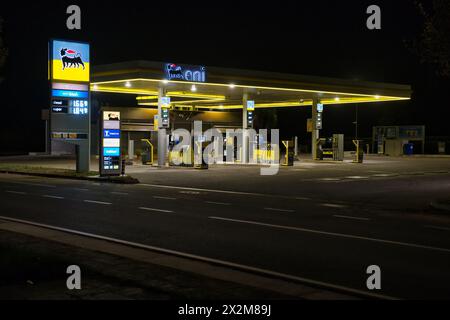 Vista di una stazione di servizio Eni di notte Foto Stock