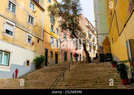 Strade Picruresque del quartiere Alfama della città vecchia di Lisbona. Portogallo. Foto Stock