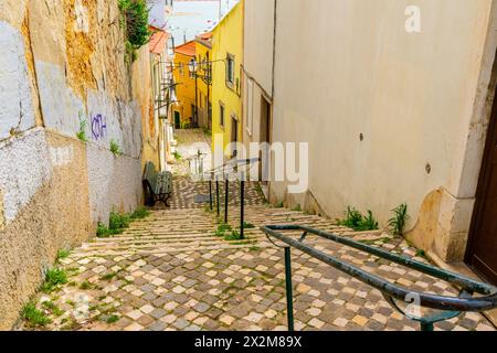 Strade Picruresque del quartiere Alfama della città vecchia di Lisbona. Portogallo. Foto Stock