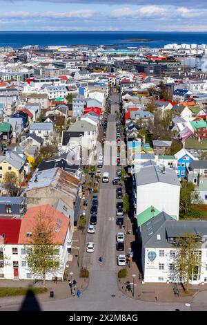 Reykjavik, Islanda, 14.05.22. Reykjavik paesaggio urbano simmetrico lungo via Skolavordustigur, con edifici colorati e Rainbow Street alla fine Foto Stock