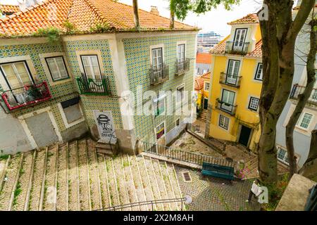 Strade Picruresque del quartiere Alfama della città vecchia di Lisbona. Portogallo. Foto Stock