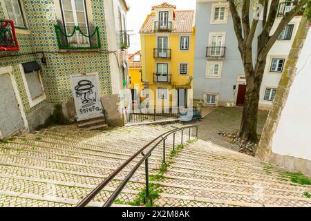 Strade Picruresque del quartiere Alfama della città vecchia di Lisbona. Portogallo. Foto Stock