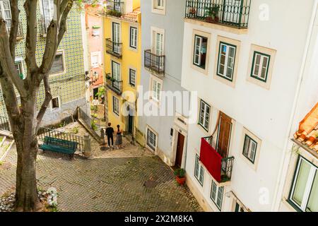 Strade Picruresque del quartiere Alfama della città vecchia di Lisbona. Portogallo. Foto Stock