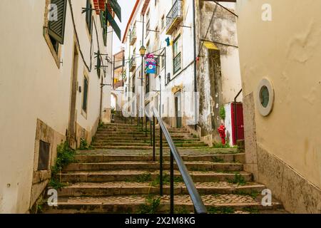 Strade Picruresque del quartiere Alfama della città vecchia di Lisbona. Portogallo. Foto Stock