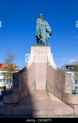Reykjavik, Islanda, 14.05.22. Statua di Leif Erikson di Alexander Stirling Calder (1929); eroe vichingo ed esploratore, di fronte all'Hallgrimskirkja churc Foto Stock