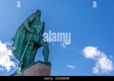 Reykjavik, Islanda, 14.05.22. Statua di Leif Erikson di Alexander Stirling Calder (1929); eroe vichingo ed esploratore, di fronte all'Hallgrimskirkja churc Foto Stock