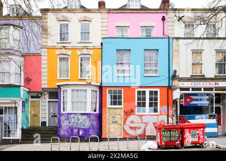 Bristol, Inghilterra - 30 marzo 2024: Case inglesi colorate e tipiche nel quartiere di Stokes Croft nella città di Bristol Foto Stock