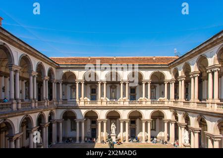 Cortile della Pinacoteca di Brera a Milano, con la Statua napoletana. Foto Stock