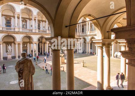 Cortile della Pinacoteca di Brera a Milano, con la Statua napoletana. Foto Stock