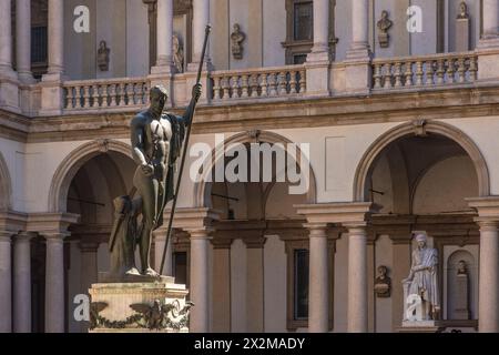 Cortile della Pinacoteca di Brera a Milano, con la Statua napoletana. Foto Stock