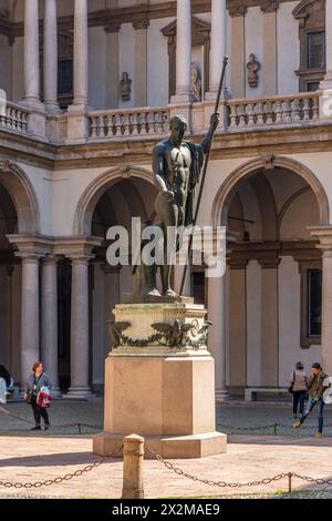 Cortile della Pinacoteca di Brera a Milano, con la Statua napoletana. Foto Stock