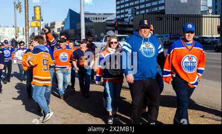 I tifosi degli Edmonton Oilers in ogni stile della maglia degli Oilers si dirigono a gara 1 dei playoff della Stanley Cup tra i Los Angeles Kings e gli Edmonton Oilers. Punteggio finale; Edmonton Oilers 7:1 Los Angeles Kings. Foto Stock